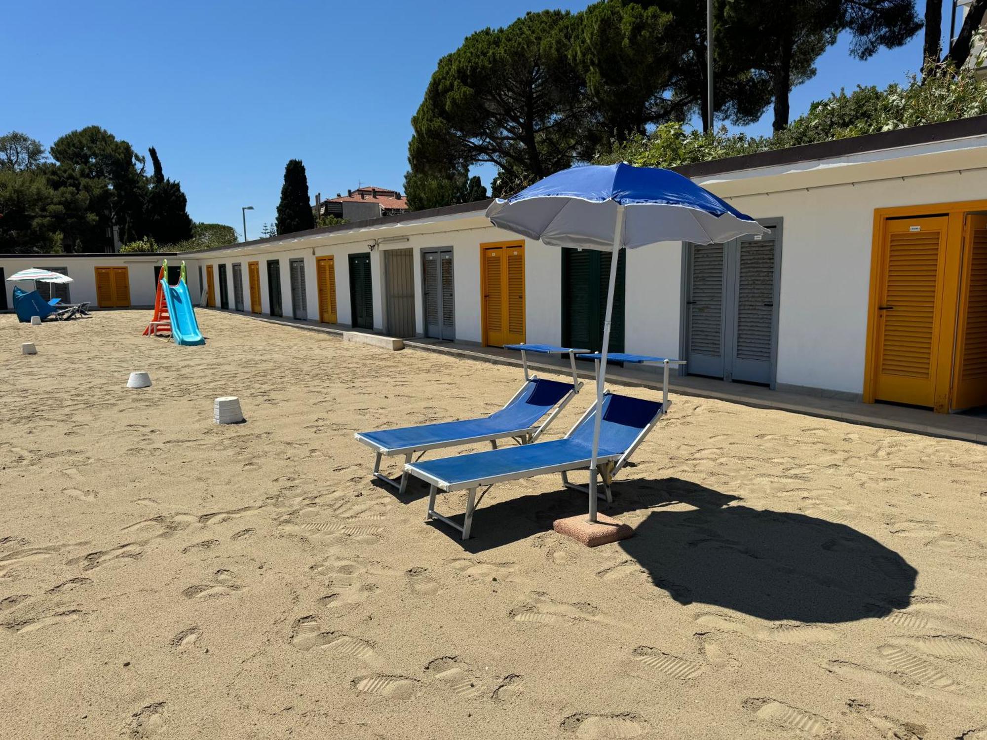 Tirrenia Beach House - Sea Front With Private Beach 산레모 외부 사진